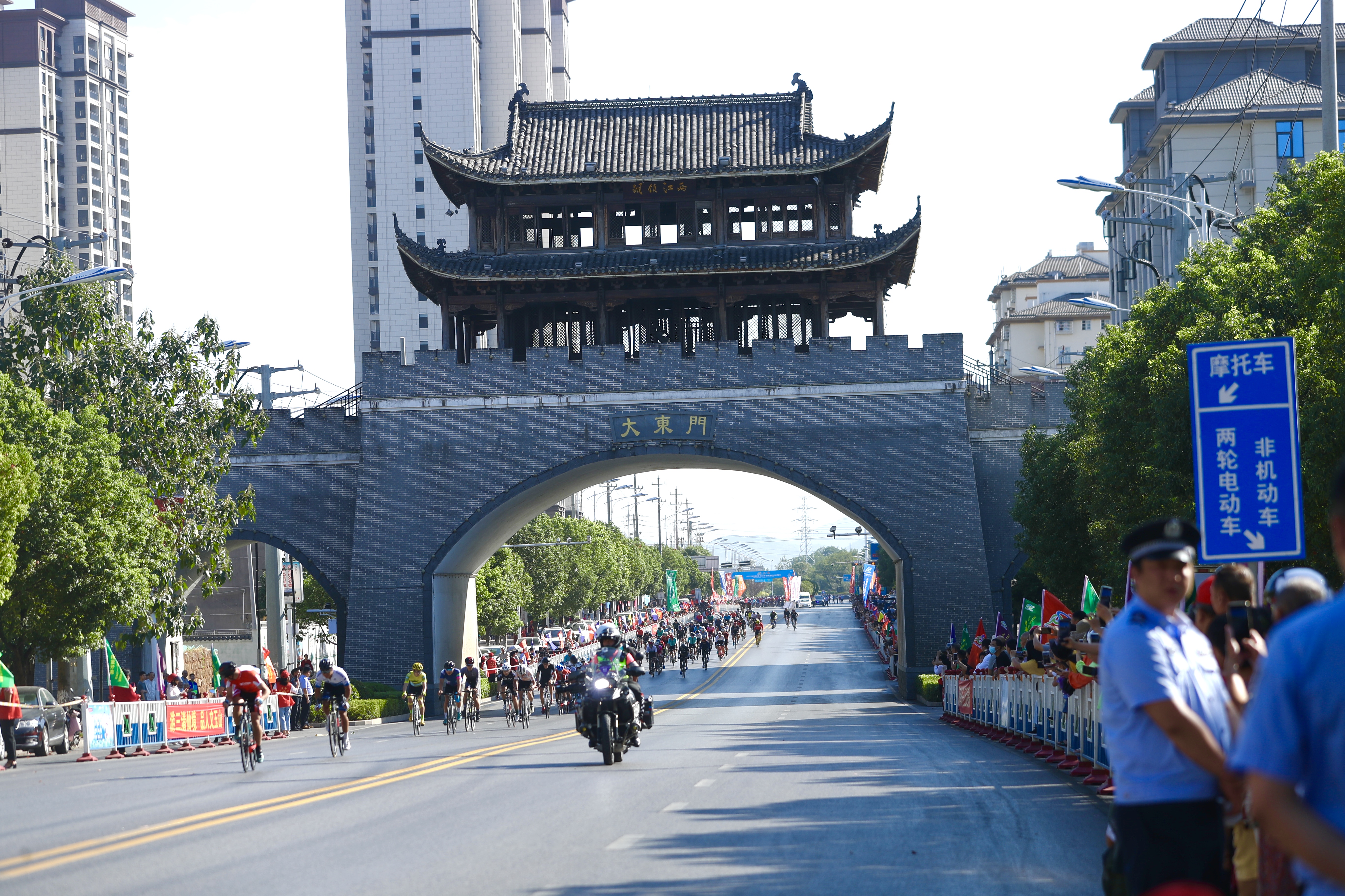 2021環(huán)鄱陽(yáng)湖自行車(chē)精英賽在上饒·玉山--三清山鳴槍開(kāi)賽